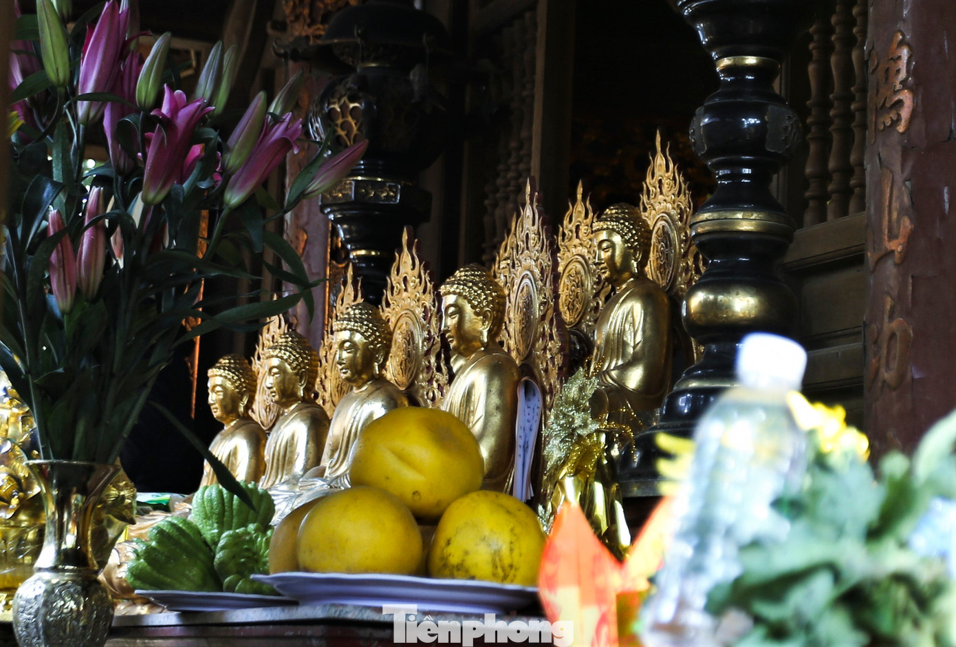 Nơi thờ tự chính của chùa là thượng điện, bên trong có nhiều tượng phật cổ và kiểu kiến trúc độc đáo.