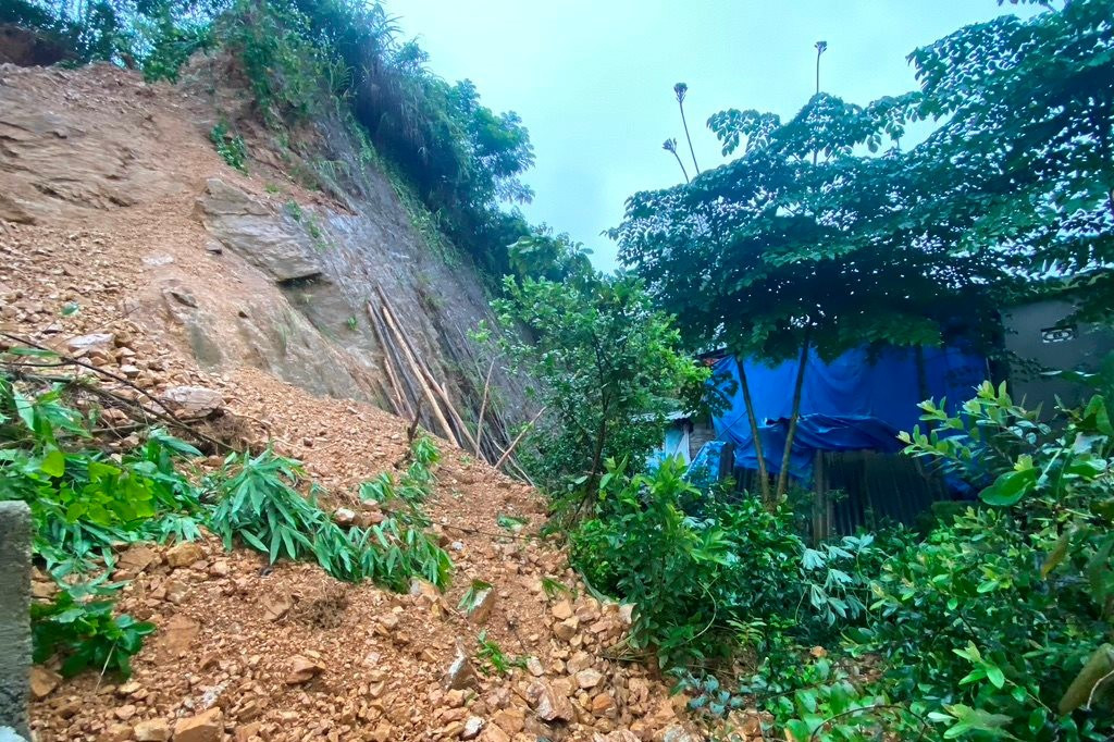 Tại huyện Tân Kỳ, chính quyền sở tại cũng đã di dời người và tài sản của 25 hộ dân ra khỏi vùng nguy cơ sạt lở đất.