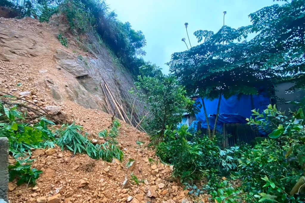Tại huyện Tân Kỳ, chính quyền sở tại cũng đã di dời người và tài sản của 25 hộ dân ra khỏi vùng nguy cơ sạt lở đất.