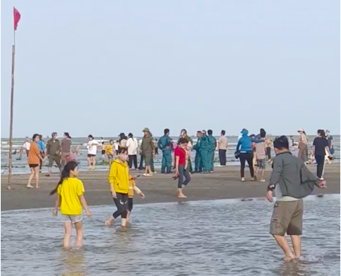 Rất đông người phối hợp tìm kiếm cháu bé sau sự việc. Rất đông người phối hợp tìm kiếm cháu bé sau sự việc.