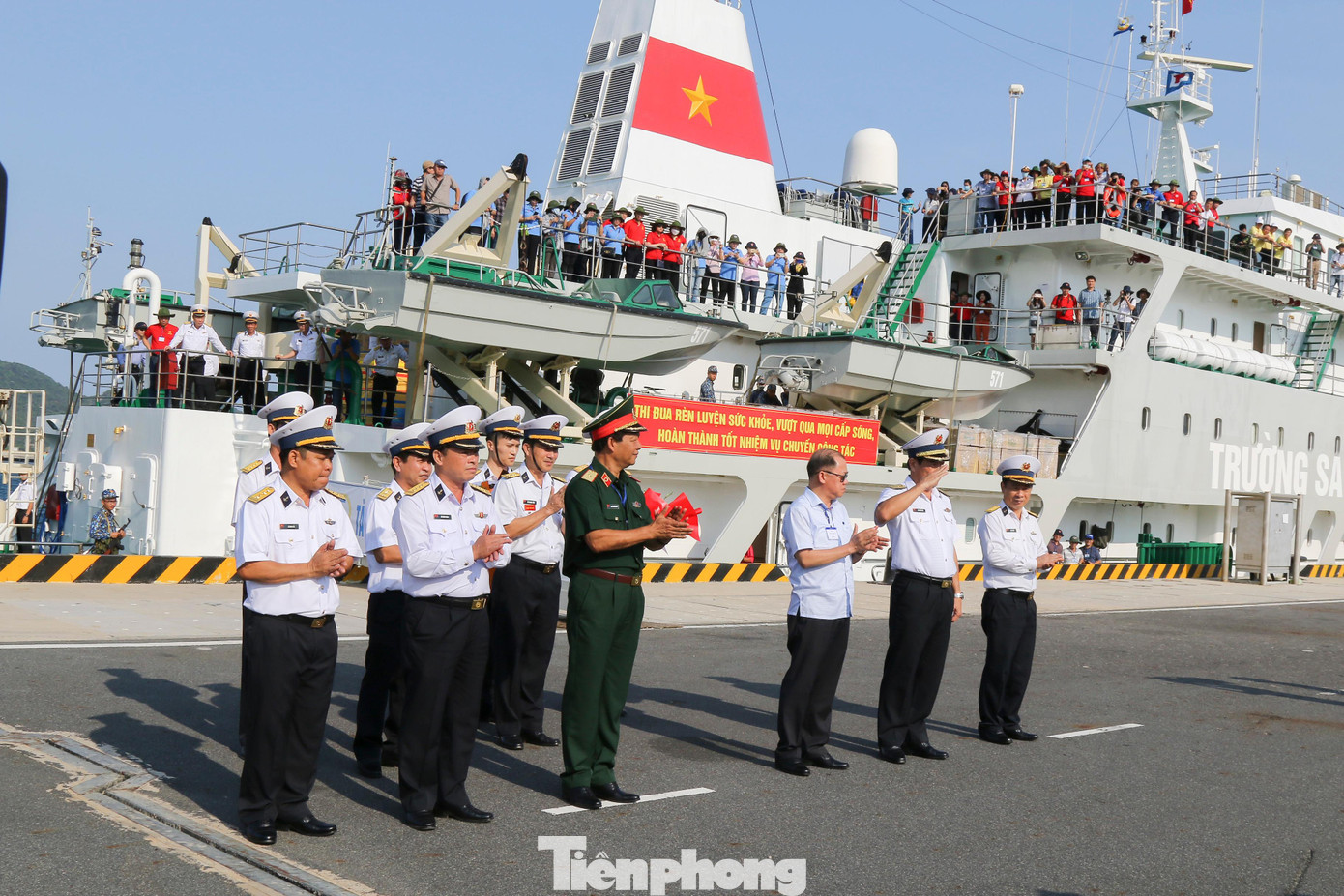 Lãnh đạo Bộ Tư lệnh Hải quân thực hiện nghi lễ tại buổi lên đường ra Quần đảo Trường Sa. Lãnh đạo Bộ Tư lệnh Hải quân thực hiện nghi lễ tại buổi lên đường ra Quần đảo Trường Sa.