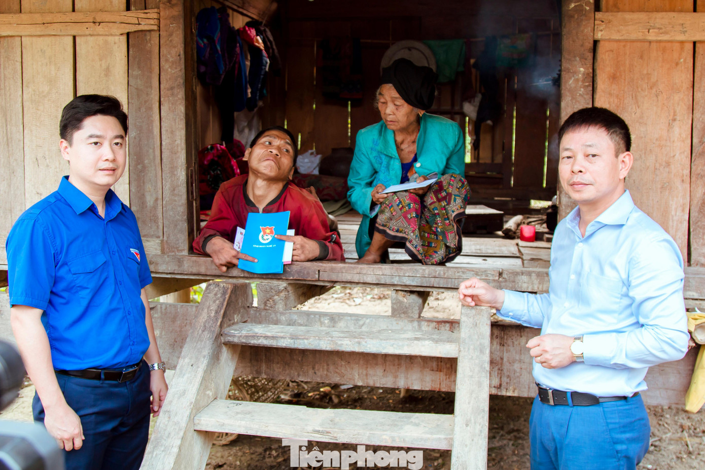 Cùng ngày, Báo Tiền Phong, Tỉnh đoàn Nghệ An đã thăm hỏi, trao quà động viên một hoàn cảnh đặc biệt khó khăn tại bản Lưu Thắng, xã Chiêu Lưu, huyện Kỳ Sơn, Nghệ An.