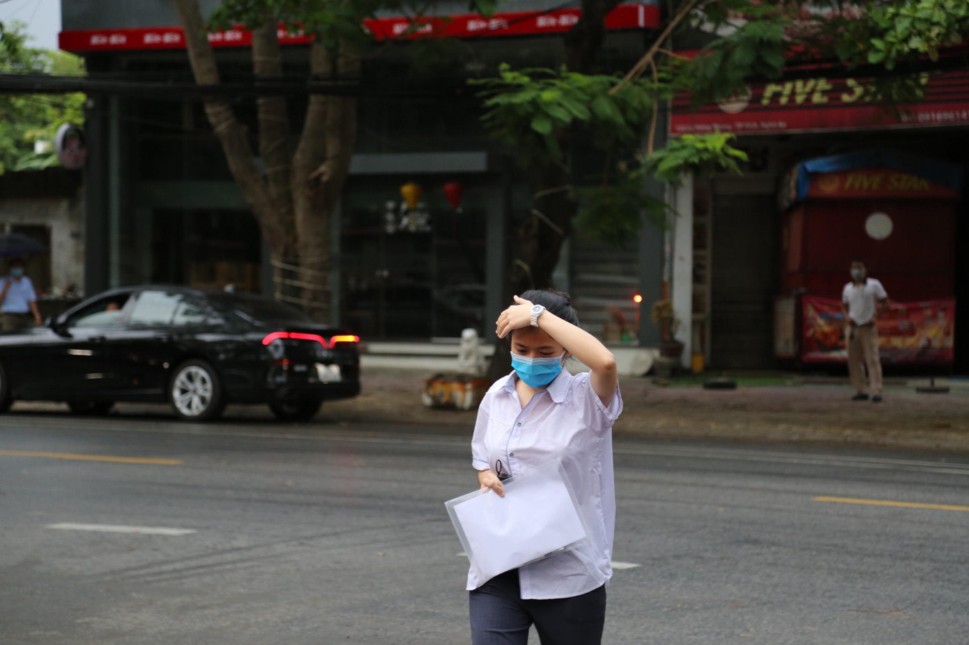 Một thí sinh được phụ huynh kịp đưa đến điểm thi ngay sát giờ quy định vào phòng thi.