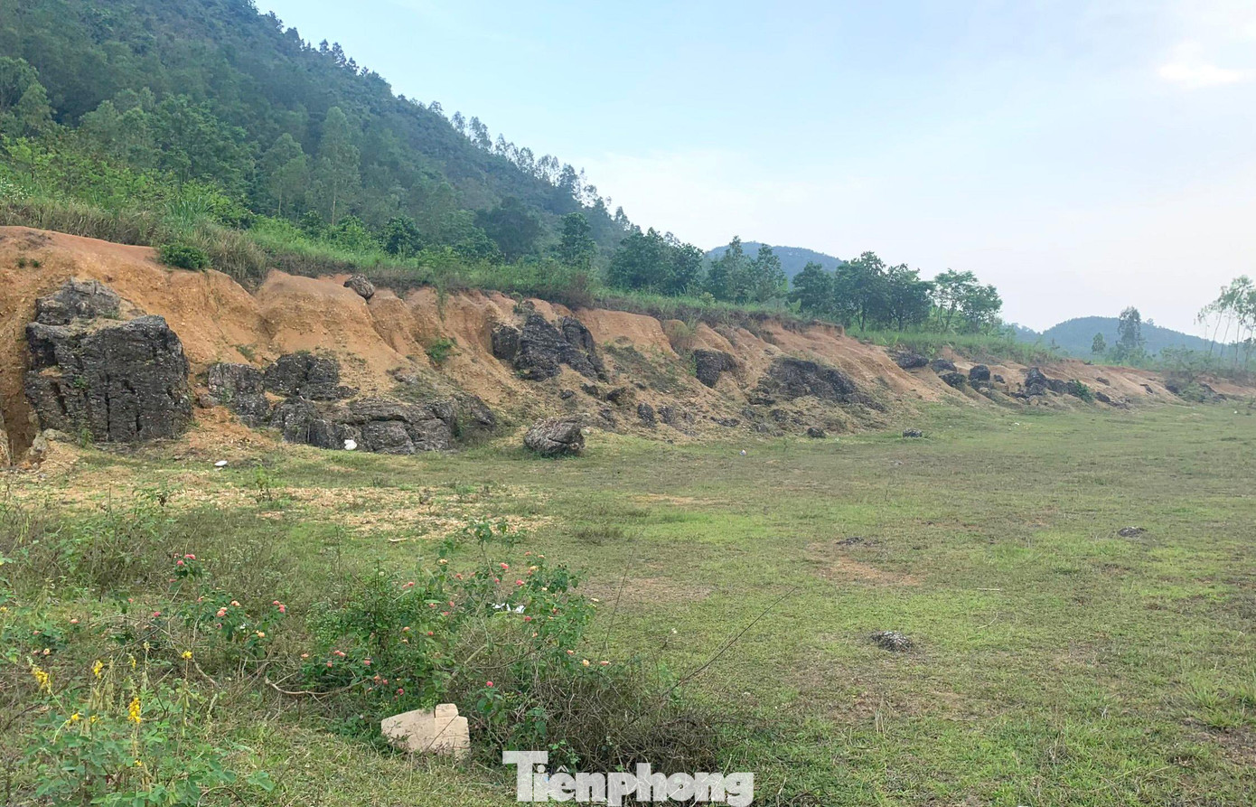 Ông Lê Đăng Thăng - Chủ tịch UBND xã Quỳnh Trang cho hay, chính quyền xã cũng đã nhiều lần vận động người dân di dời về khu tái định cư nhưng bất thành với lý do đất ở ít, khó canh tác, tiền hỗ trợ di dời thấp.