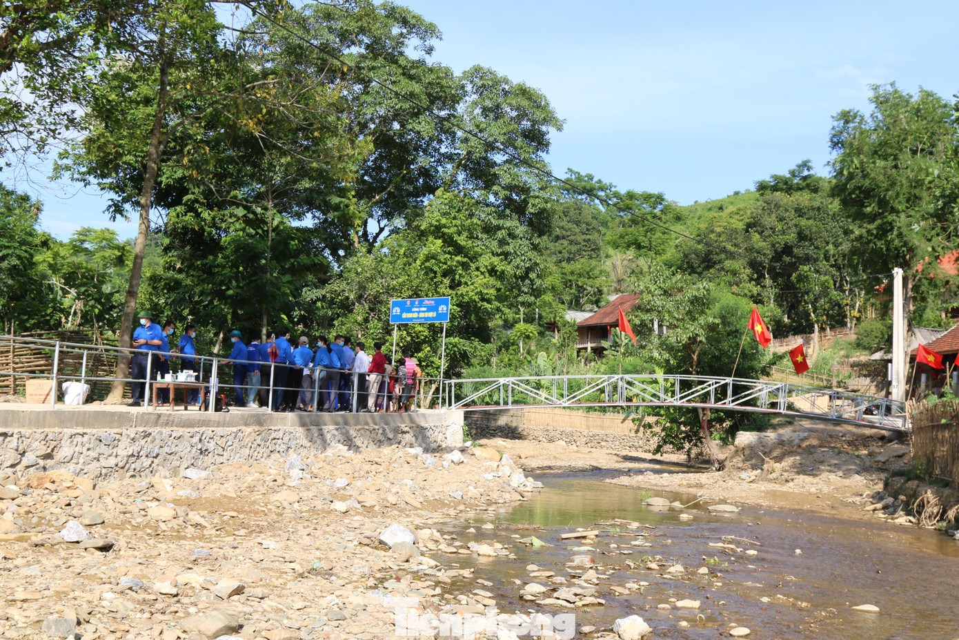 Toàn cảnh cầu dân sinh bắc qua Khe Tiêu ở bản Lưu Thắng.