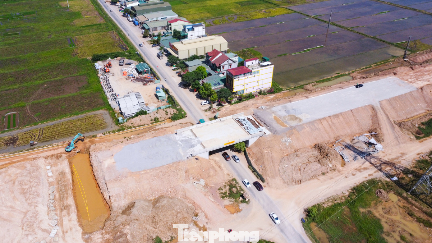 Trên tuyến có 3 nút giao liên thông với quốc lộ 48D, quốc lộ 48B và quốc lộ 7. Dự án được chia làm 4 gói thầu, do Ban QLDA 6 (Bộ GTVT) quản lý; được triển khai thực hiện từ tháng 7/2021, dự kiến hoàn thành và thông xe vào tháng 7/2023.