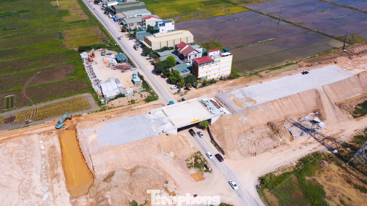 Trên tuyến có 3 nút giao liên thông với quốc lộ 48D, quốc lộ 48B và quốc lộ 7. Dự án được chia làm 4 gói thầu, do Ban QLDA 6 (Bộ GTVT) quản lý; được triển khai thực hiện từ tháng 7/2021, dự kiến hoàn thành và thông xe vào tháng 7/2023.