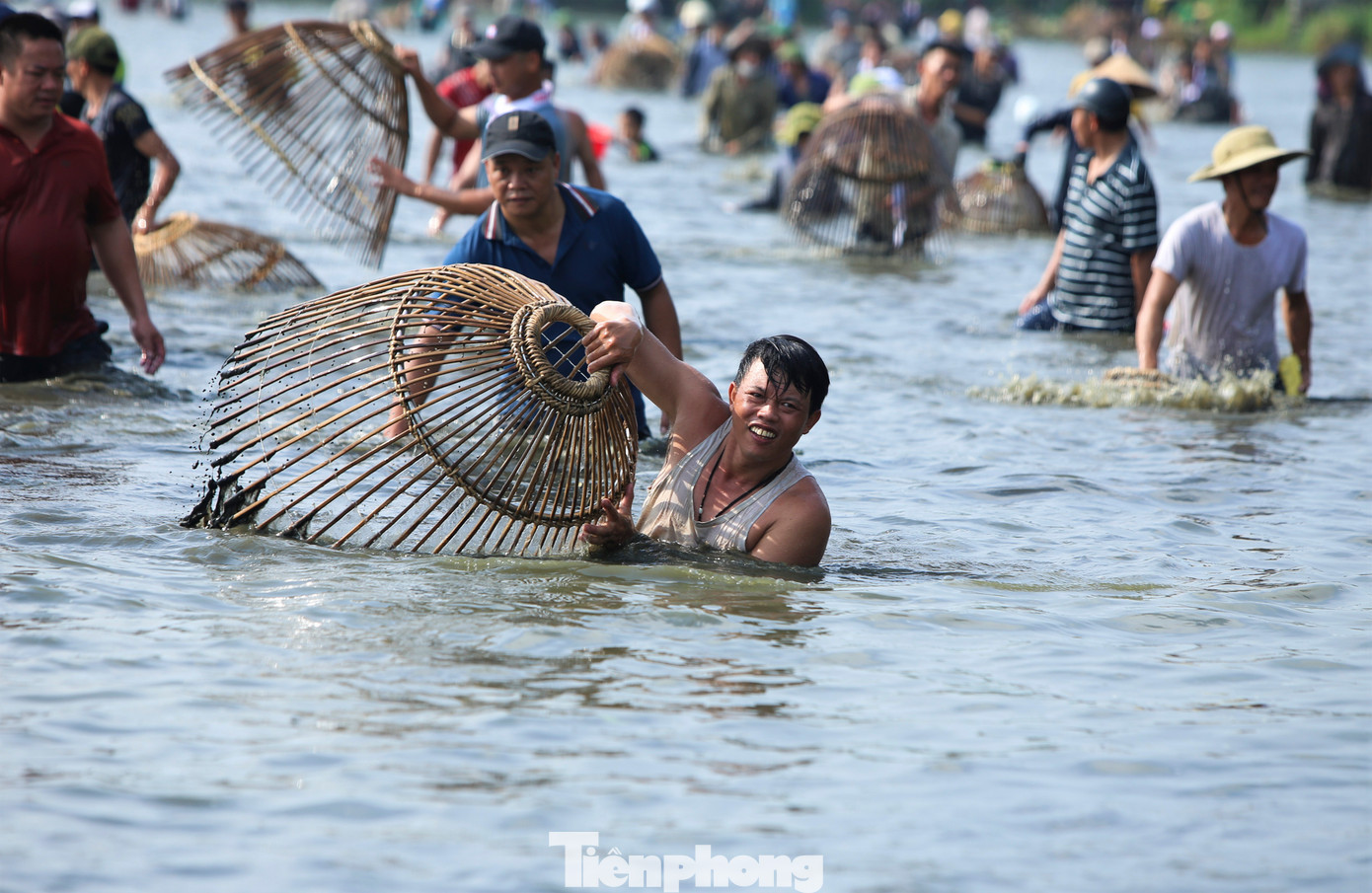 Sau gần 3 tiếng đồng hồ vật lộn với con nước, có nhiều "nơm thủ" đã đơm được những con cá có trọng lượng hơn 10kg.