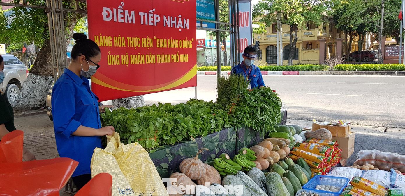 Rau, củ, quả và các thực phẩm khác tại "Gian hàng 0 đồng" được Bộ chỉ huy Quân sự tỉnh Nghệ An cung cấp. Rau, củ, quả và các thực phẩm khác tại "Gian hàng 0 đồng" được Bộ chỉ huy Quân sự tỉnh Nghệ An cung cấp.