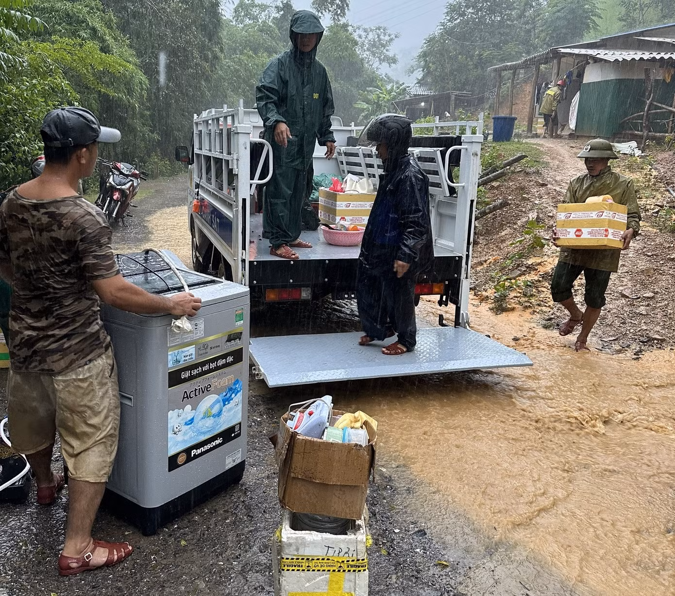 Số nhà bị cô lập: 927 nhà; Số nhà tạm bị sập hoàn toàn là 6 nhà; Tường rào bị sập đổ: 459 m.