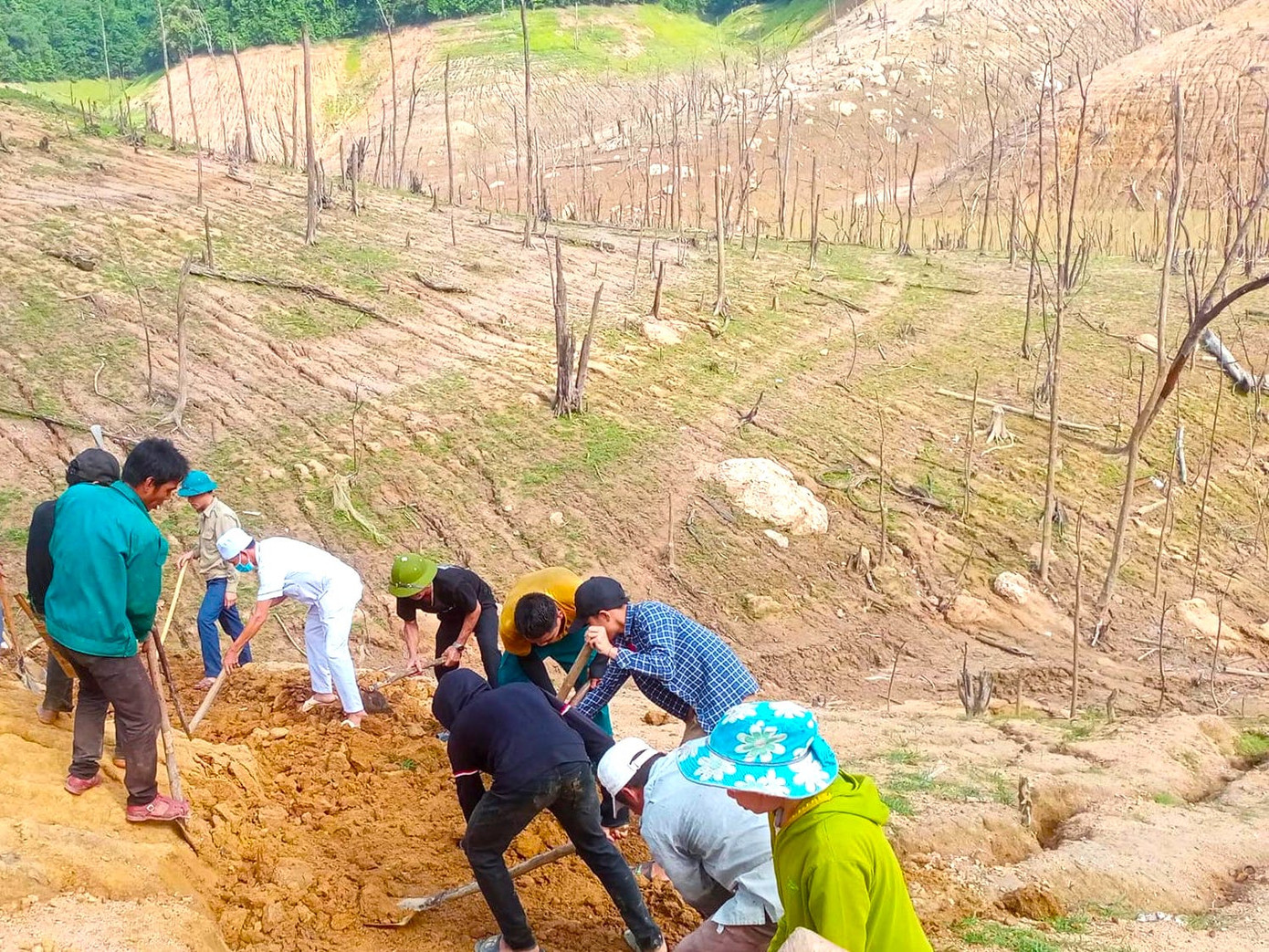 Không chỉ cắm biển cảnh báo, các đoàn viên thanh niên xã Hữu Khuông cũng chung tay cùng cán bộ xã, người dân san gạt tạo lối đi tạm cho bà con khi đi qua khu vực lòng hồ cạn nước.
