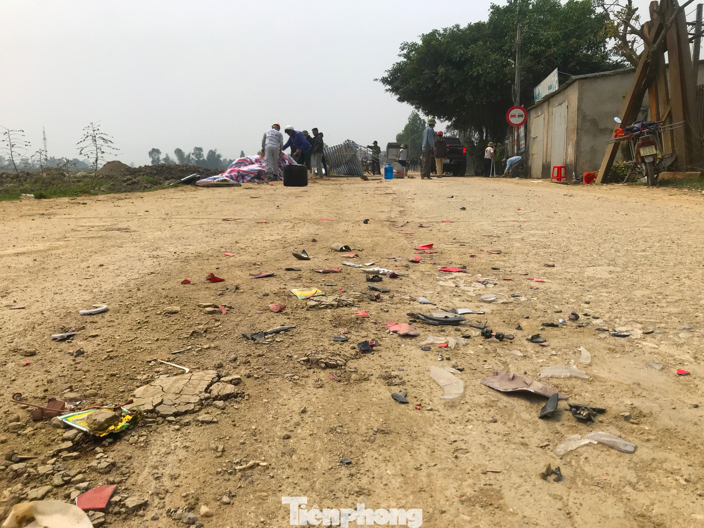 Hiện trường còn vương vãi những mảnh vỡ của xe máy nạn nhân. Hiện trường còn vương vãi những mảnh vỡ của xe máy nạn nhân.