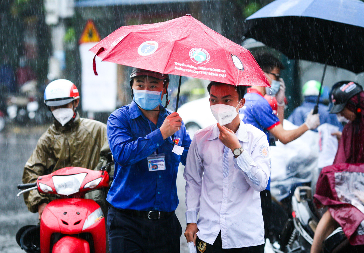 Cơn mưa nặng hạt sáng 7/7 không thể làm chùn bước tinh thần xung kích của tuổi trẻ Nghệ An.