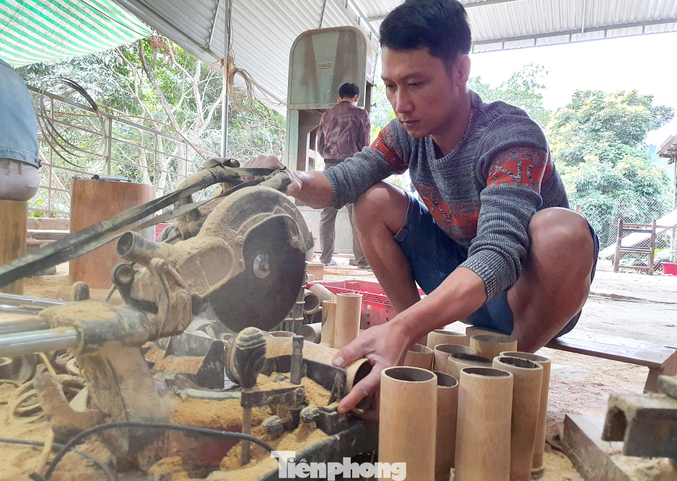 Những ngày cuối năm, xưởng sản xuất đồ mỹ nghệ của anh Thái Đăng Tiến (SN 1986, trú xã Châu Khê, huyện Con Cuông, Nghệ An) không ngơi nghỉ tiếng máy để kịp các đơn hàng. “Muốn có các sản phẩm mỹ nghệ đẹp, mình phải tỉ mỉ. Hỏng một khâu là coi như dây chuyền bị bỏ”, anh Tiến nói.