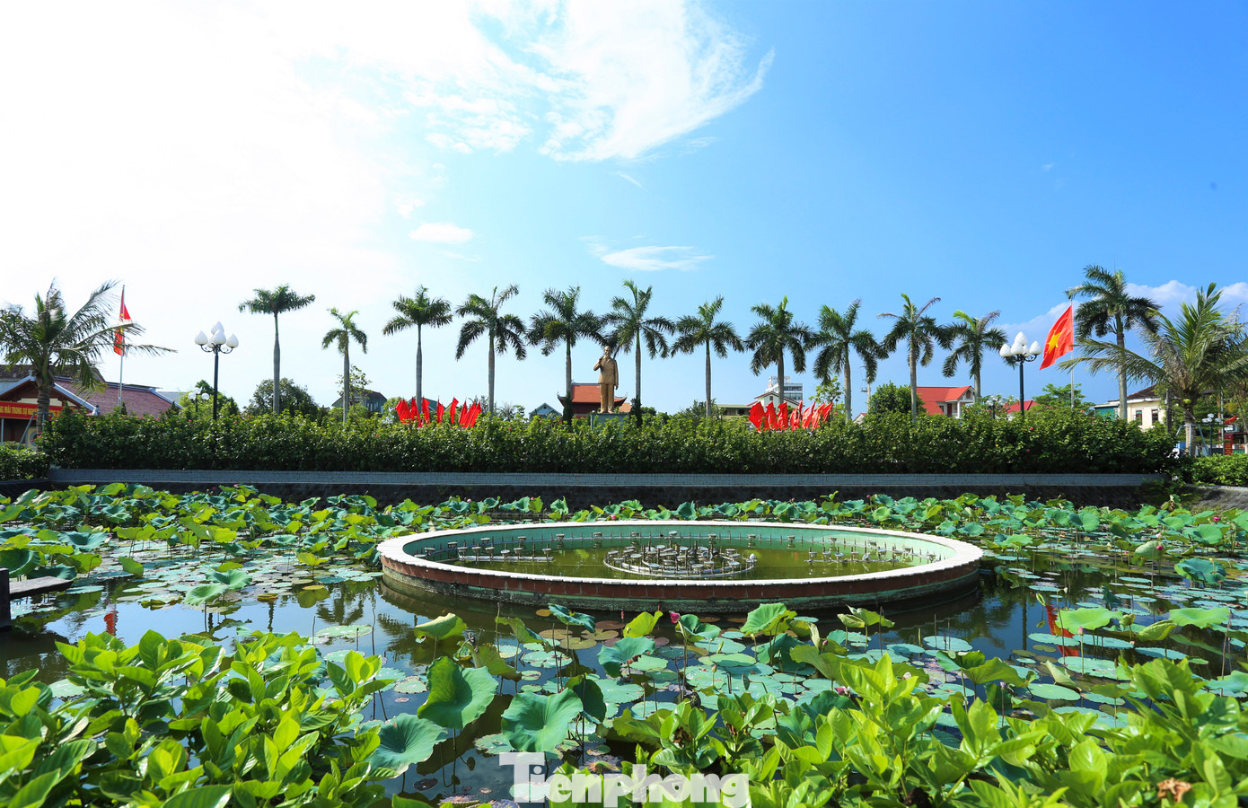 Tại khu lưu niệm rộng hơn 10.000m2 giữa trung tâm thành phố Hà Tĩnh cũng có hồ sen hình bán nguyệt đang khoe sắc, tỏa hương. Khu vực hồ sen có cầu ao từng là nơi Bác Hồ rửa chân và đứng nói chuyện với Đại tướng Nguyễn Chí Thanh trong chuyến thăm Hà Tĩnh vào năm 1957.