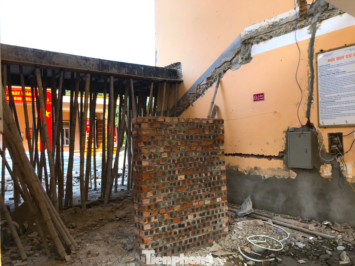 Khu vực cầu thang trước đây của trụ sở đã được phá bỏ để chuẩn bị làm lại cầu thang mới.