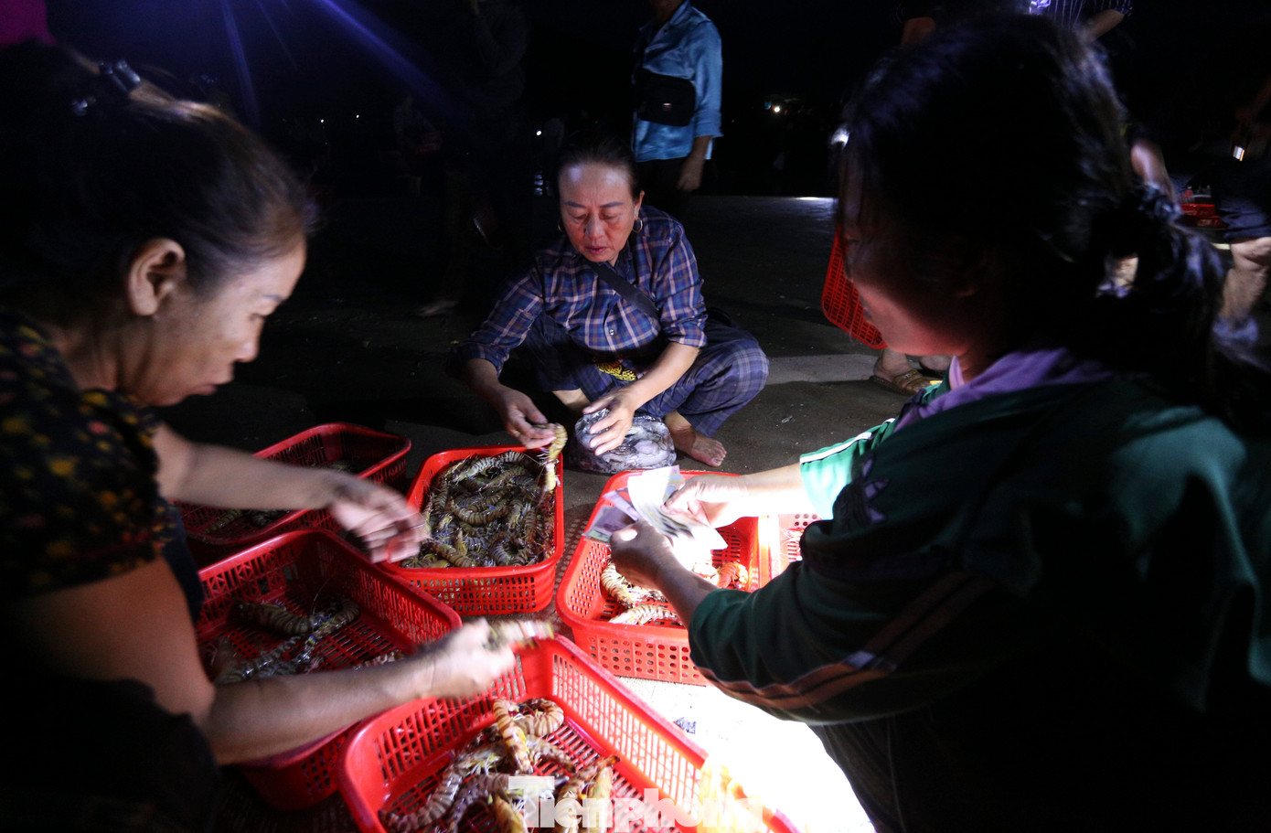 Bà Nguyễn Thị Ái (56 tuổi, trú xã Cẩm Nhượng) cho biết: "Hải sản tại chợ chủ yếu là tôm, mực, cá, ghẹ... tươi rói từ hàng chục thuyền bè của ngư dân đánh bắt sau một đêm. Giá bán các loại hải sản ở chợ này cũng rẻ hơn rất nhiều so với các chợ khác".