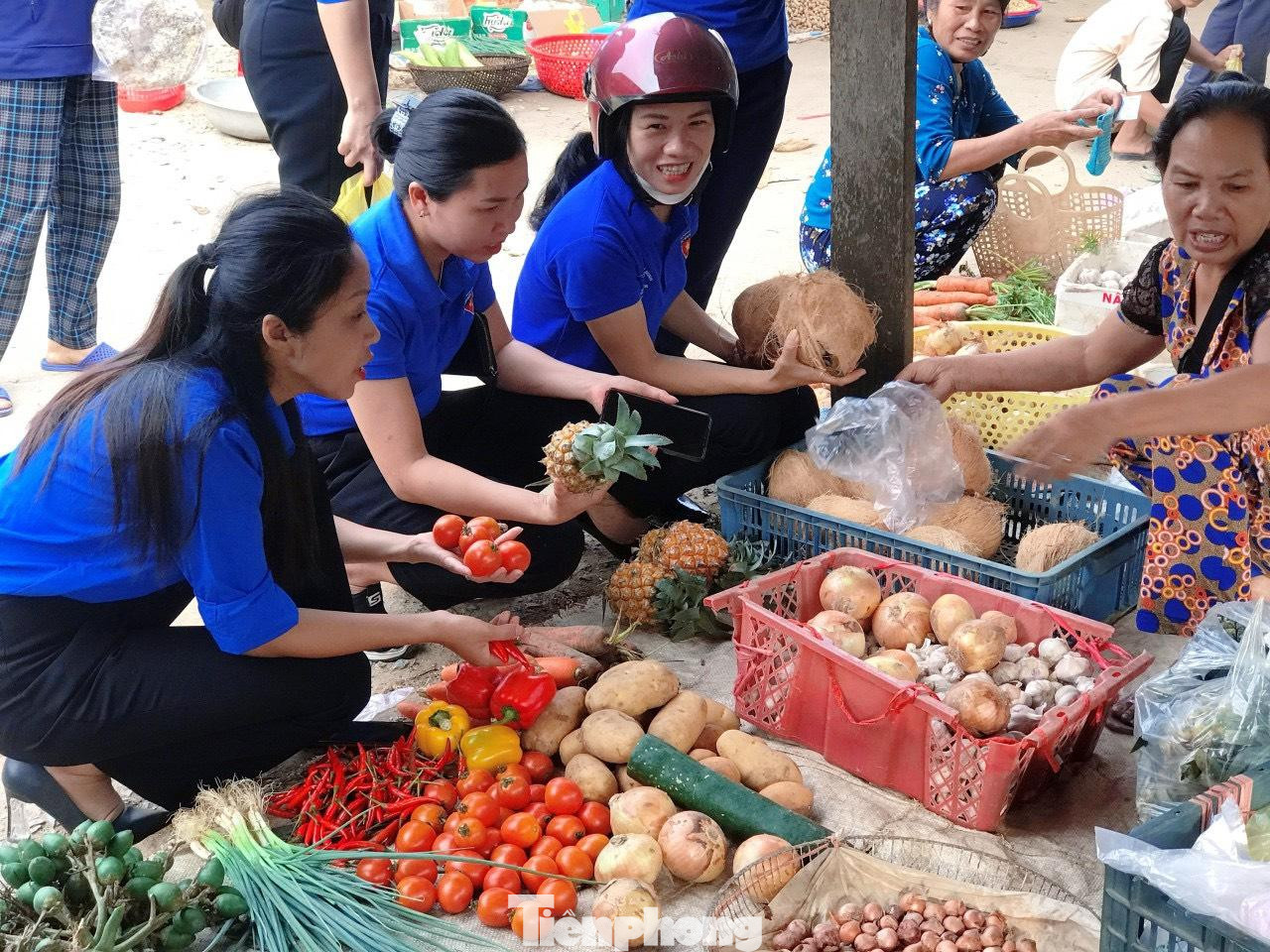 Thanh niên tình nguyện ở 2 cụm Cát Ngạn và Xuân Lâm đi chợ từ sáng sớm, để chọn các loại thực phẩm.