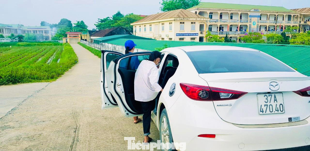 Tại điểm thi trường THPT Đặng Thúc Hứa, huyện Thanh Chương (Nghệ An), có 2 thí sinh trú tại xã Thanh Long, xã Thanh Khê đến điểm thi nhưng quên mang giấy tờ. Ngay lập tức, đội "Taxi miễn phí" đã hỗ trợ đưa các em về nhà. Tại điểm thi trường THPT Đặng Thúc Hứa, huyện Thanh Chương (Nghệ An), có 2 thí sinh trú tại xã Thanh Long, xã Thanh Khê đến điểm thi nhưng quên mang giấy tờ. Ngay lập tức, đội "Taxi miễn phí" đã hỗ trợ đưa các em về nhà.