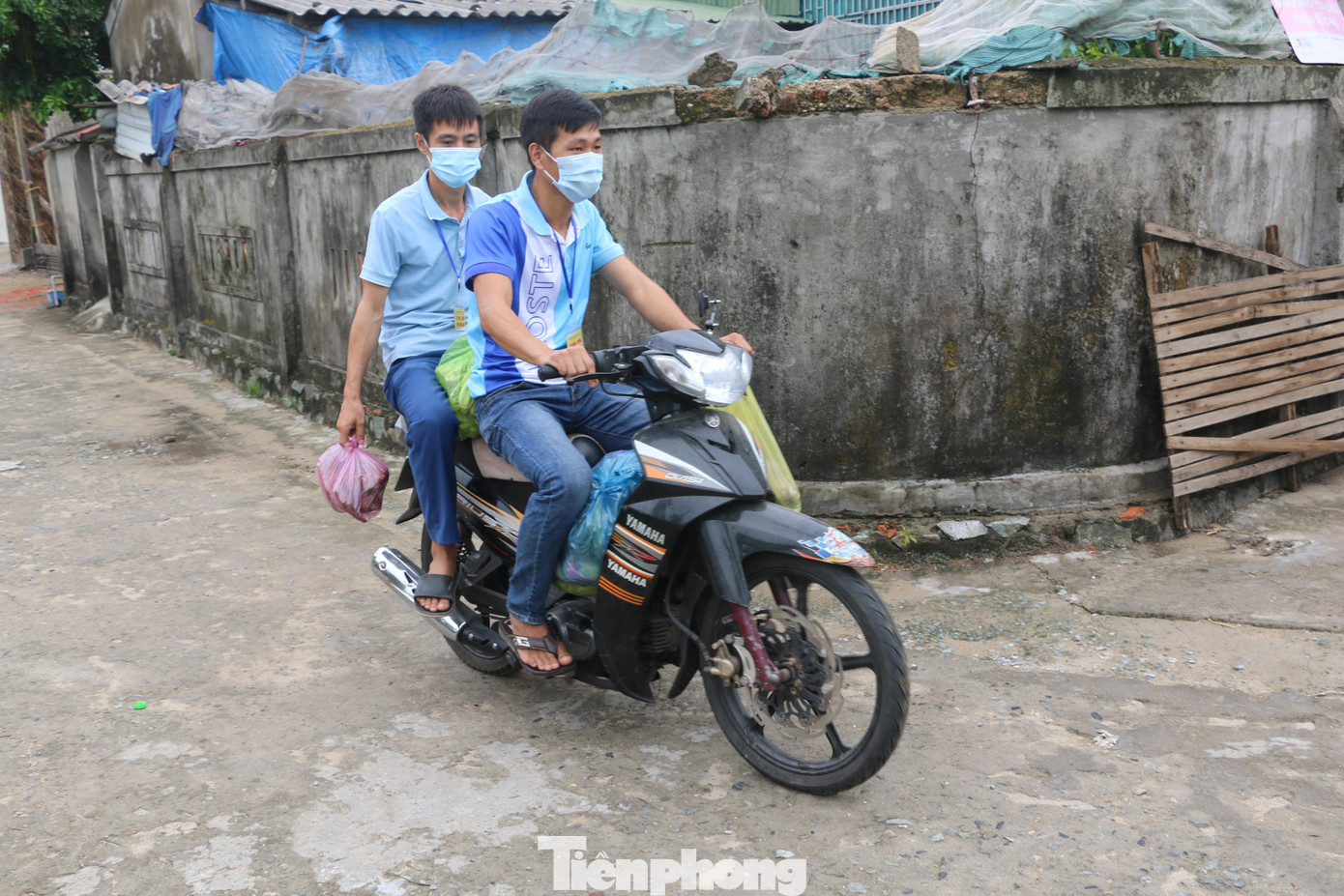 Anh Lê Duy Hoàng và anh Bùi Viết Bình (Tổ COVID cộng đồng) ship nhu yếu phẩm mà người dân đăng ký mua. Anh Lê Duy Hoàng và anh Bùi Viết Bình (Tổ COVID cộng đồng) ship nhu yếu phẩm mà người dân đăng ký mua.