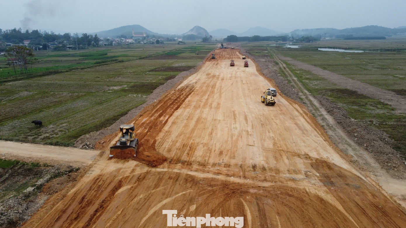 Dự án đầu tư xây dựng đường bộ cao tốc Bắc - Nam phía Đông giai đoạn 2017 - 2020 đi qua tỉnh Nghệ An dài 87,84km, thuộc 2 dự án thành phần đoạn Nghi Sơn - Diễn Châu và dự án thành phần đoạn Diễn Châu - Bãi Vọt.