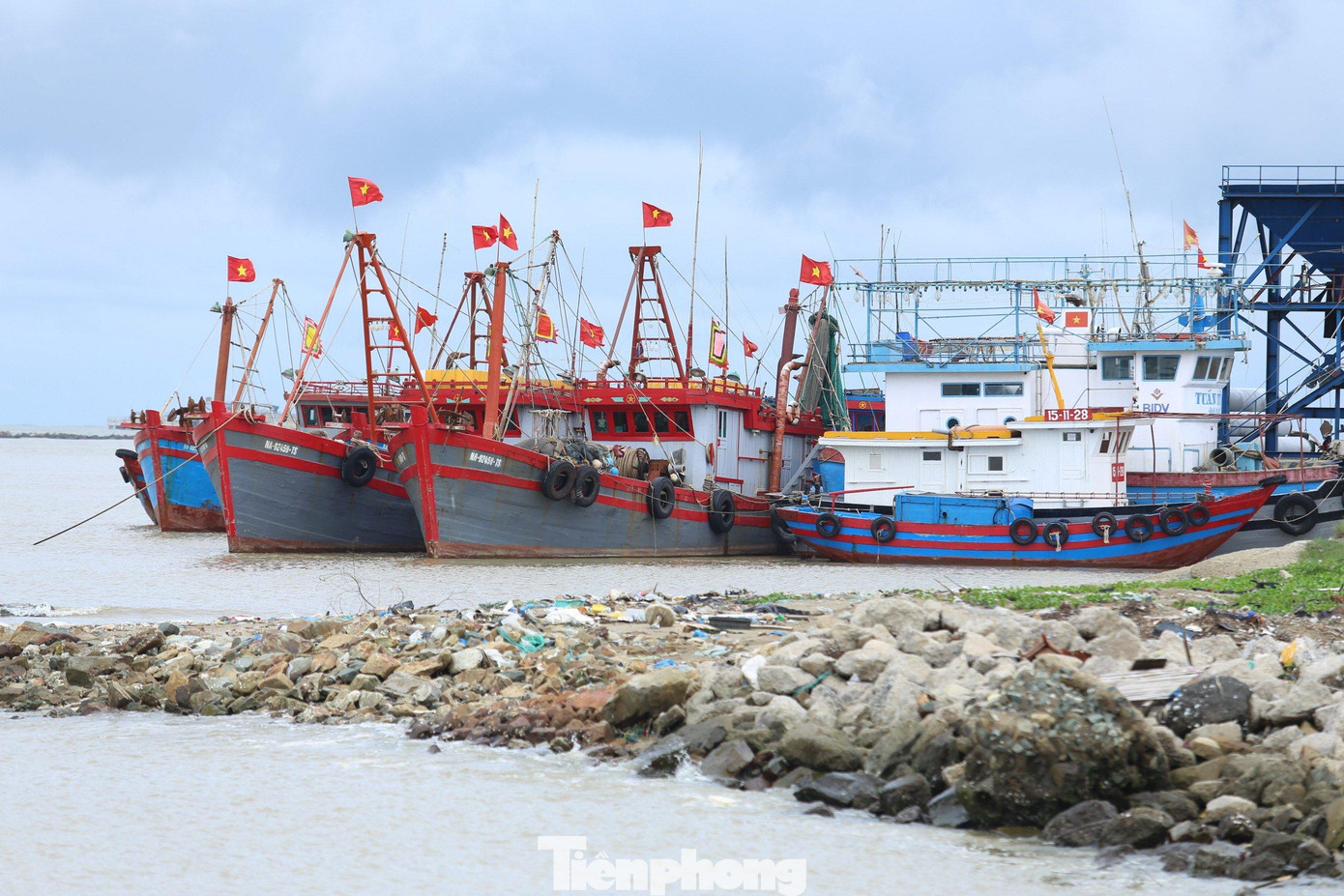 Để sẵn sàng ứng phó với diễn biến của bão và mưa lớn trong những ngày tới, Văn phòng thường trực Ban chỉ huy phòng chống thiên tai và tìm kiếm cứu nạn tỉnh Nghệ An đã ra công điện gửi các đơn vị địa phương rà soát phương án ứng phó và triển khai công tác phòng, chống thiên tai trong bối cảnh dịch bệnh COVID-19. Đặc biệt là phương án sơ tán đảm bảo an toàn trong trường hợp xảy ra bão mạnh, mưa, lũ lớn, ngập lụt, lũ quét, sạt lở đất, đồng thời đảm bảo phòng, chống dịch và an toàn cho các địa điểm sơ tán.