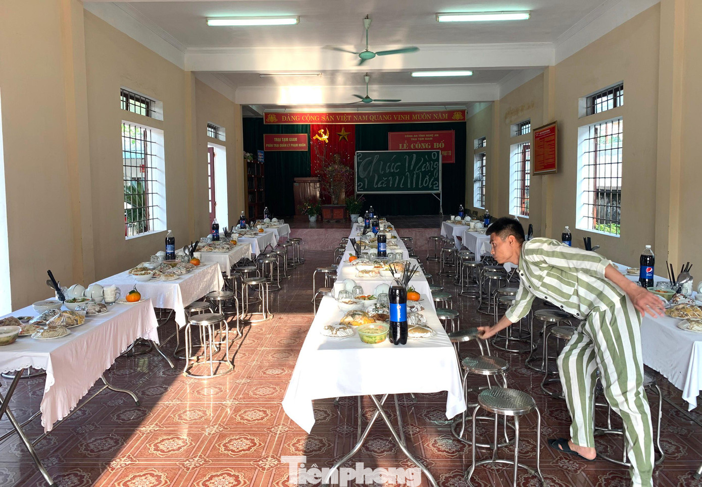 Mâm cơm thịnh soạn đã được bày biện sẵn sàng. Cũng có gà luộc, cá rán, thịt kho tàu, thịt luộc, dưa hành muối, canh xương củ quả... đầy đủ không kém bất kỳ mâm cơm ngày Tết ở ngoài. Mâm cơm thịnh soạn đã được bày biện sẵn sàng. Cũng có gà luộc, cá rán, thịt kho tàu, thịt luộc, dưa hành muối, canh xương củ quả... đầy đủ không kém bất kỳ mâm cơm ngày Tết ở ngoài.