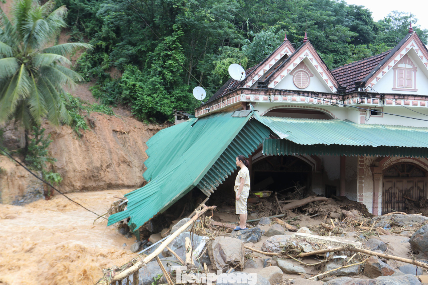 Sáng 3/10, chị Nguyễn Thị Hoa (SN 1985) nhìn ngây dại ra suối Huồi Giảng, dòng lũ dữ đã cuốn đi tài sản và phá hỏng ngôi nhà của gia đình chị. Hiện những tài sản ở trong nhà cũng bị chôn vùi dưới lớp bùn sâu hơn 2m. "Vợ chồng tôi chưa thể bới bùn xem cái gì còn sót lại, lớp bùn quá sâu phải dùng máy móc chứ tay người không thể. May mắn lúc lũ quét, mọi người trong nhà đều an toàn tháo chạy".