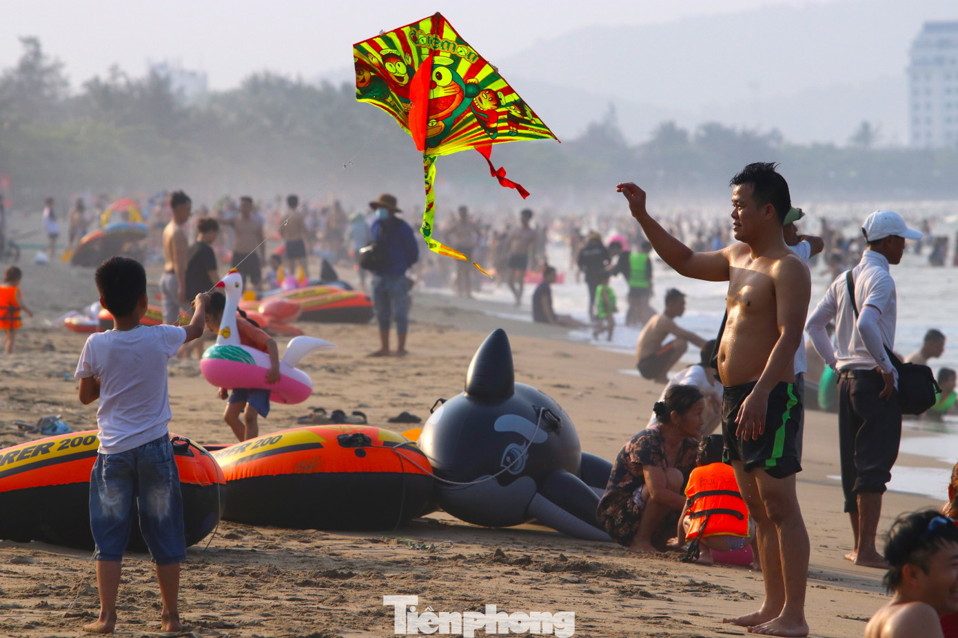 Ngoài tắm biển, nhiều em nhỏ xuống biển chỉ để thỏa thích chơi diều với gió biển.