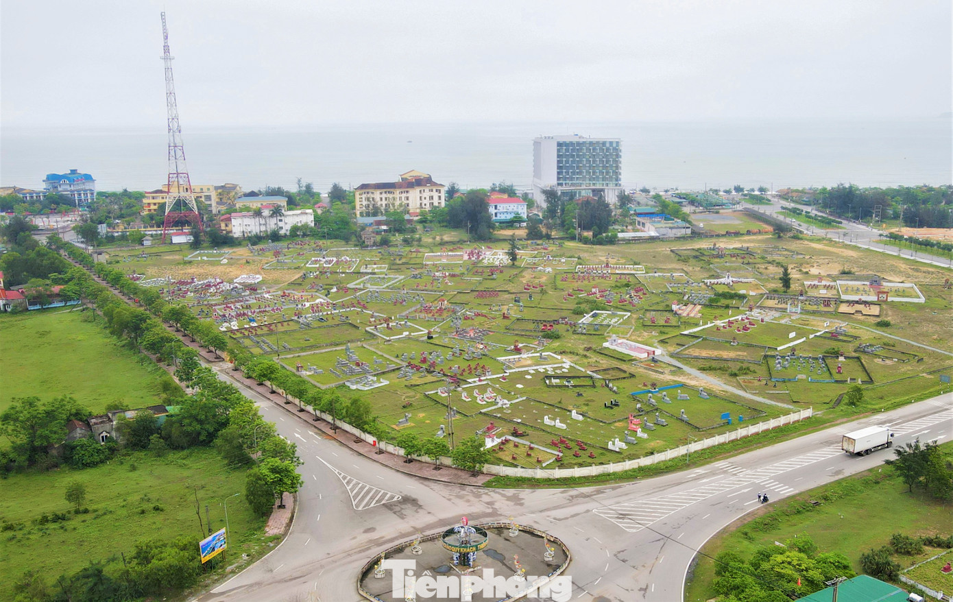 Đặc biệt, cạnh bãi biển Thiên Cầm còn tồn tại khu nghĩa trang rộng 6ha với hơn 4.000 ngôi mộ. Người dân địa phương cho hay, khu nghĩa trang đã tồn tại rất lâu, từ khi chưa hình thành Khu du lịch biển. Cuối năm 2022, UBND tỉnh Hà Tĩnh phê duyệt kế hoạch di dời khu nghĩa trang nằm sát bãi biển Thiên Cầm.