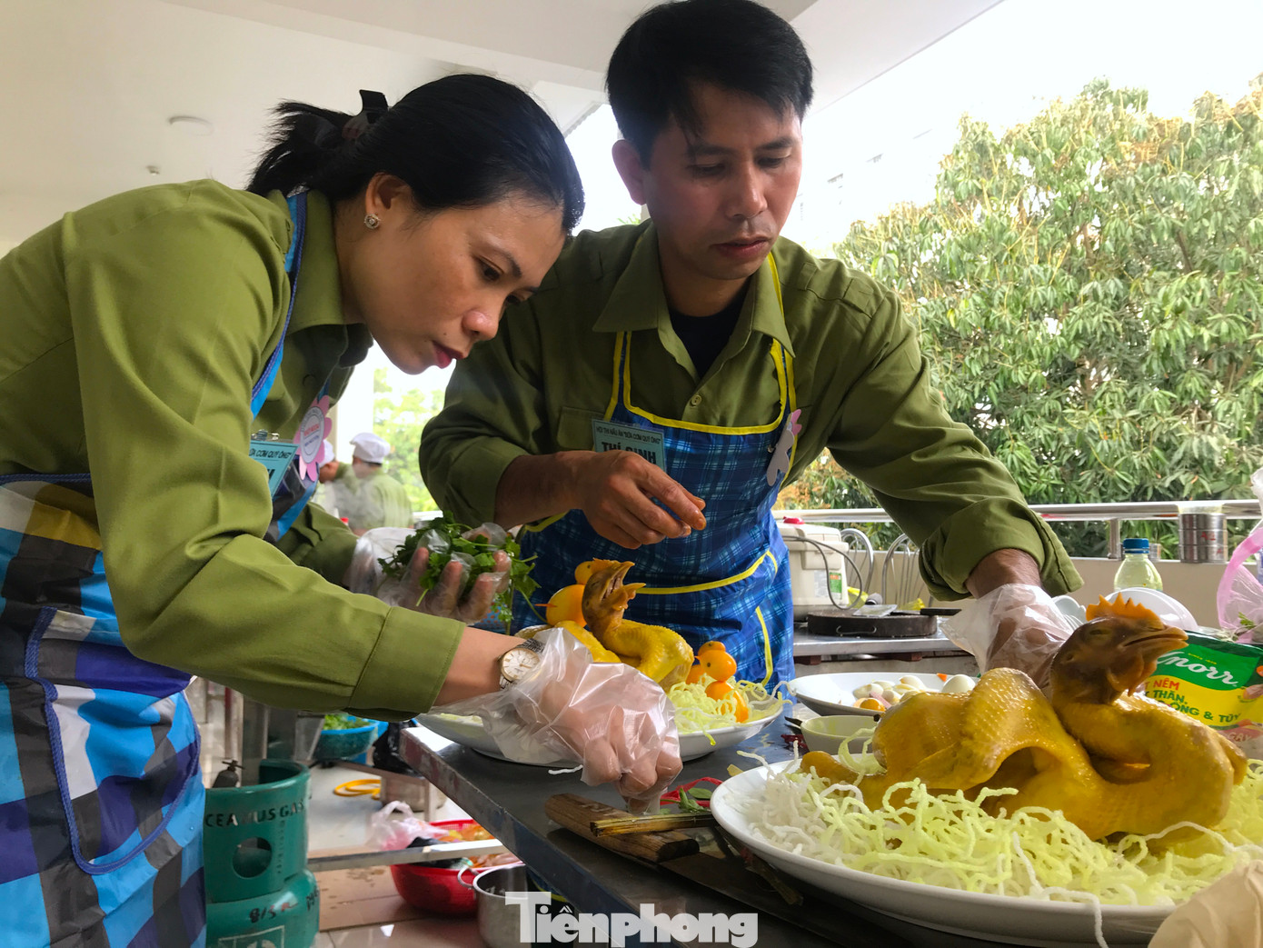 "Chúng tôi giám sát vì quy định chỉ đầu bếp nam mới được nấu, 1 thí sinh nữ chỉ phục vụ. Ai vi phạm sẽ trừ điểm. Chúng tôi cũng giám sát về đảm bảo vệ sinh an toàn. Cuộc thi vui nhưng phải chấm cho công bằng các đội vì ai cũng cố gắng hết mình. Nhìn các anh nấu nướng, trình bày món đẹp mắt chúng tôi nghĩ mình còn thua xa", chị Nguyễn Thị Giang (Phó Chủ tịch Hội phụ nữ Bệnh viện Quân y 4) - giám khảo cuộc thi vừa cười vừa chia sẻ. "Chúng tôi giám sát vì quy định chỉ đầu bếp nam mới được nấu, 1 thí sinh nữ chỉ phục vụ. Ai vi phạm sẽ trừ điểm. Chúng tôi cũng giám sát về đảm bảo vệ sinh an toàn. Cuộc thi vui nhưng phải chấm cho công bằng các đội vì ai cũng cố gắng hết mình. Nhìn các anh nấu nướng, trình bày món đẹp mắt chúng tôi nghĩ mình còn thua xa", chị Nguyễn Thị Giang (Phó Chủ tịch Hội phụ nữ Bệnh viện Quân y 4) - giám khảo cuộc thi vừa cười vừa chia sẻ.