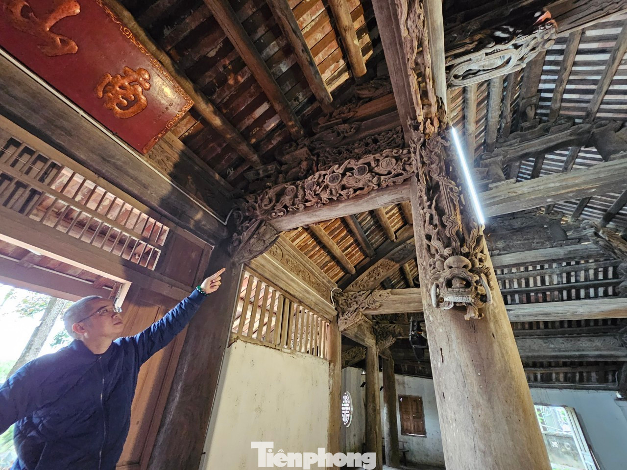 Đình Hoành Sơn tọa lạc tại xã Khánh Sơn, huyện Nam Đàn (Nghệ An) được xem là đình làng đẹp nhất miền Trung, hội tụ đầy đủ nhất tinh hoa văn hóa dân tộc. Trong ngôi đình này, hình tượng Rồng được các nghệ nhân sử dụng nghệ thuật chạm lộng rất tinh xảo với nhiều kiểu dáng khác nhau. Trong đó nổi bật như Long ẩn vân, trúc hóa long, quy hóa long, đặc biệt có nhiều mảng chạm hình tượng rồng xuất hiện chồng lớp rất sinh động mang đậm dấu ấn mỹ thuật cuối thời Lê. Đình Hoành Sơn tọa lạc tại xã Khánh Sơn, huyện Nam Đàn (Nghệ An) được xem là đình làng đẹp nhất miền Trung, hội tụ đầy đủ nhất tinh hoa văn hóa dân tộc. Trong ngôi đình này, hình tượng Rồng được các nghệ nhân sử dụng nghệ thuật chạm lộng rất tinh xảo với nhiều kiểu dáng khác nhau. Trong đó nổi bật như Long ẩn vân, trúc hóa long, quy hóa long, đặc biệt có nhiều mảng chạm hình tượng rồng xuất hiện chồng lớp rất sinh động mang đậm dấu ấn mỹ thuật cuối thời Lê.