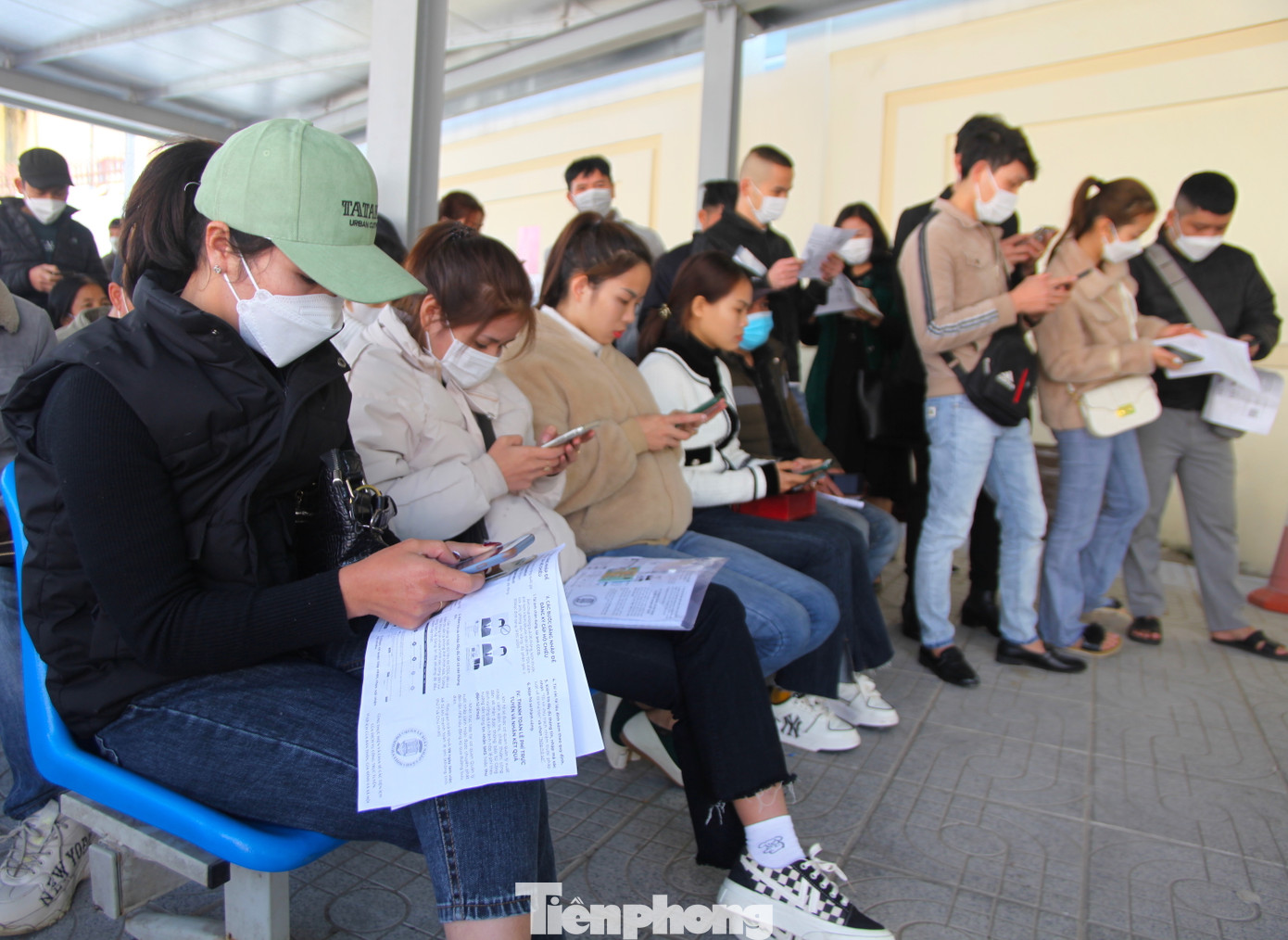 Theo các cán bộ công an, sau Tết là khoảng thời gian người dân có nhu cầu làm hộ chiếu nhiều nhất. Vì thế, Phòng Quản lý Xuất nhập cảnh Công an tỉnh Nghệ An đã huy động 100% cán bộ chiến sỹ để triển khai các nhiệm vụ, phục vụ người dân trong các thủ tục cấp, đổi hộ chiếu, giấy thông hành.