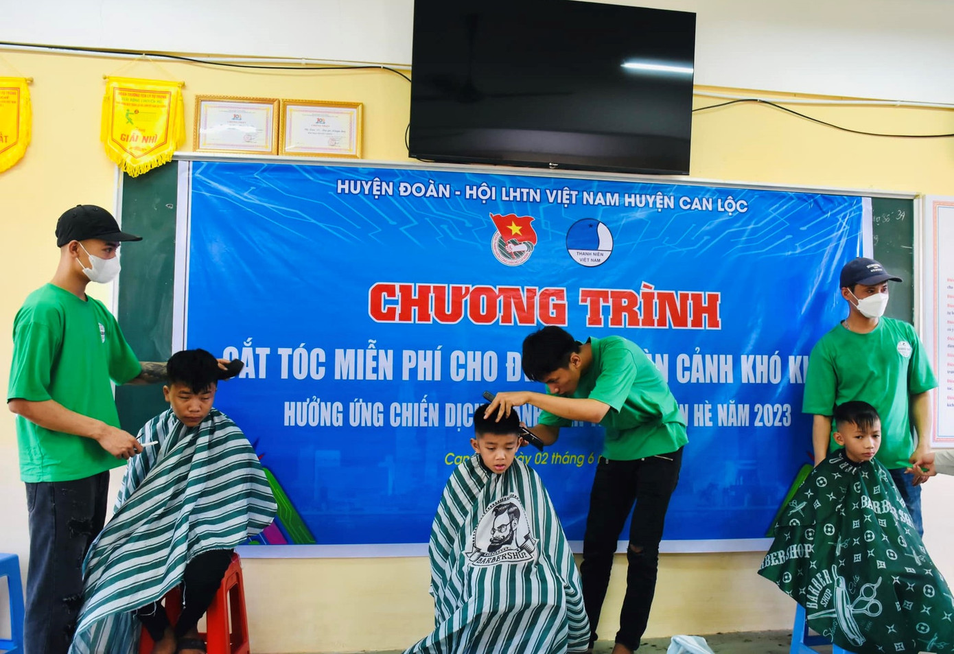 Huyện đoàn Can Lộc cũng tổ chức chương trình cắt tóc miễn phí cho trẻ em trong chiến dịch tình nguyện hè năm nay.