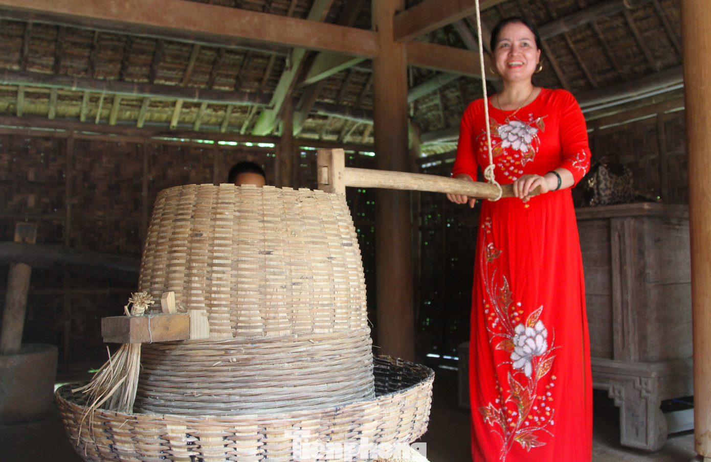 Ban quản lý đã đặt một chiếc cối xay làm từ gỗ, tre và những thúng lúa trong nhà sàn để du khách đến và trải nghiệm công việc xay lúa.