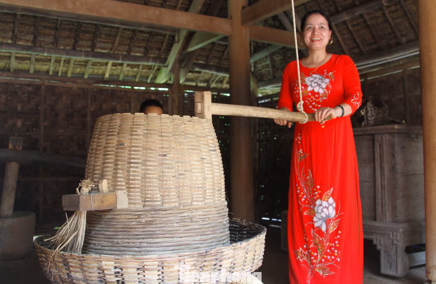 Ban quản lý đã đặt một chiếc cối xay làm từ gỗ, tre và những thúng lúa trong nhà sàn để du khách đến và trải nghiệm công việc xay lúa.