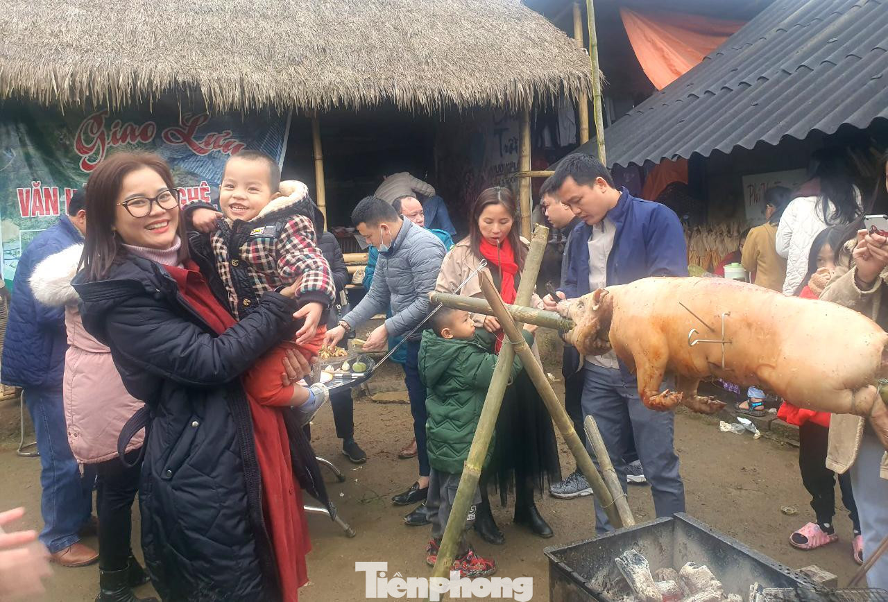 Du khách thích thú trải nghiệm ẩm thực của người H’Mông.