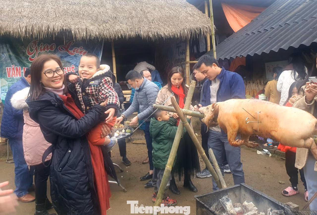 Du khách thích thú trải nghiệm ẩm thực của người H’Mông.