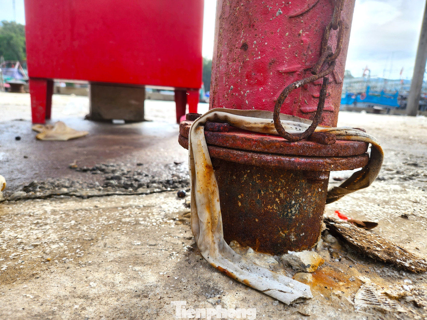 Một số cột nước, hệ thống chữa cháy đã bị gỉ sét, móp méo. Một số cột nước, hệ thống chữa cháy đã bị gỉ sét, móp méo.