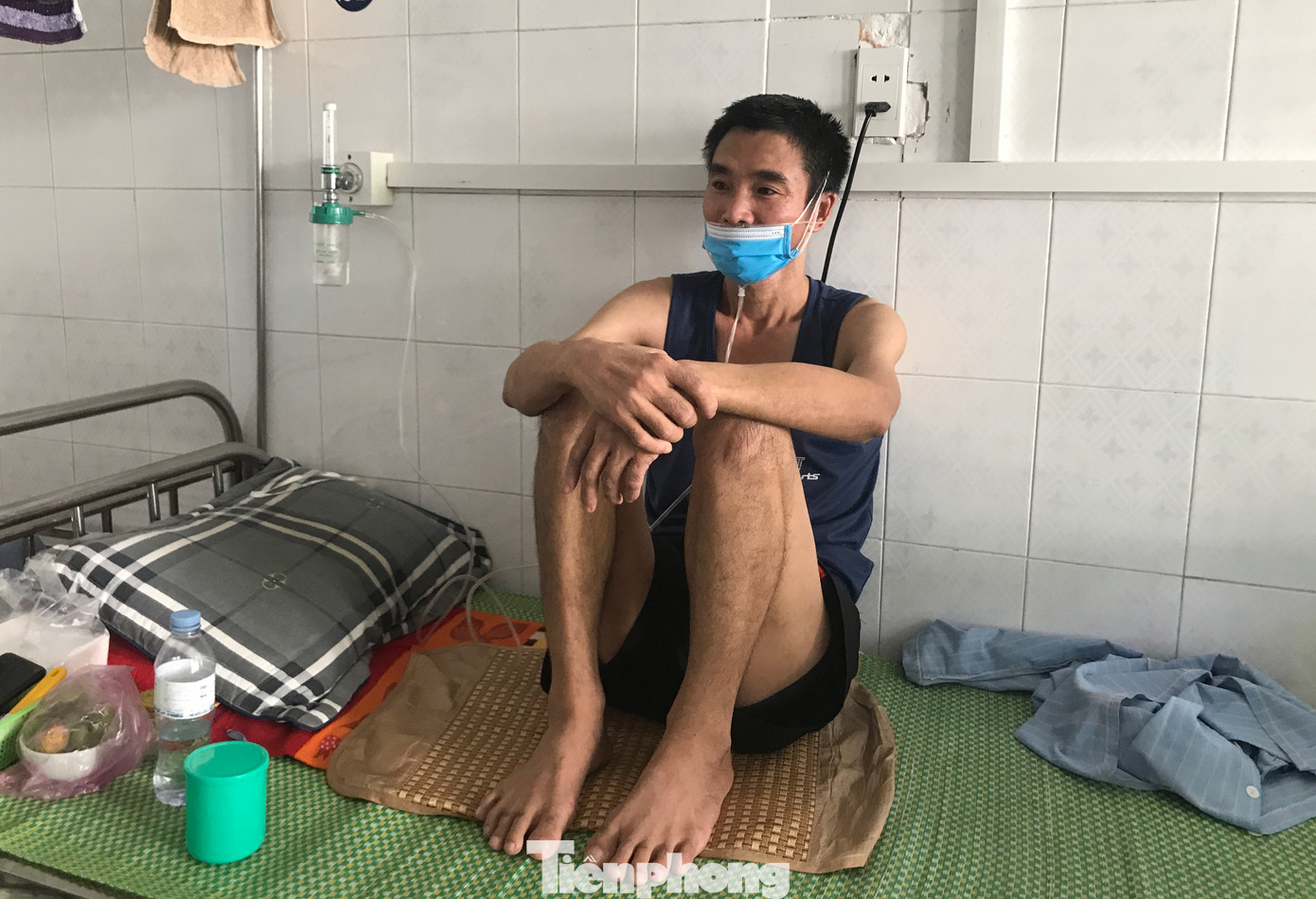 Anh Trần Ngọc Hoa đang được điều trị bệnh, thở oxy tại Bệnh viện Phổi Nghệ An.