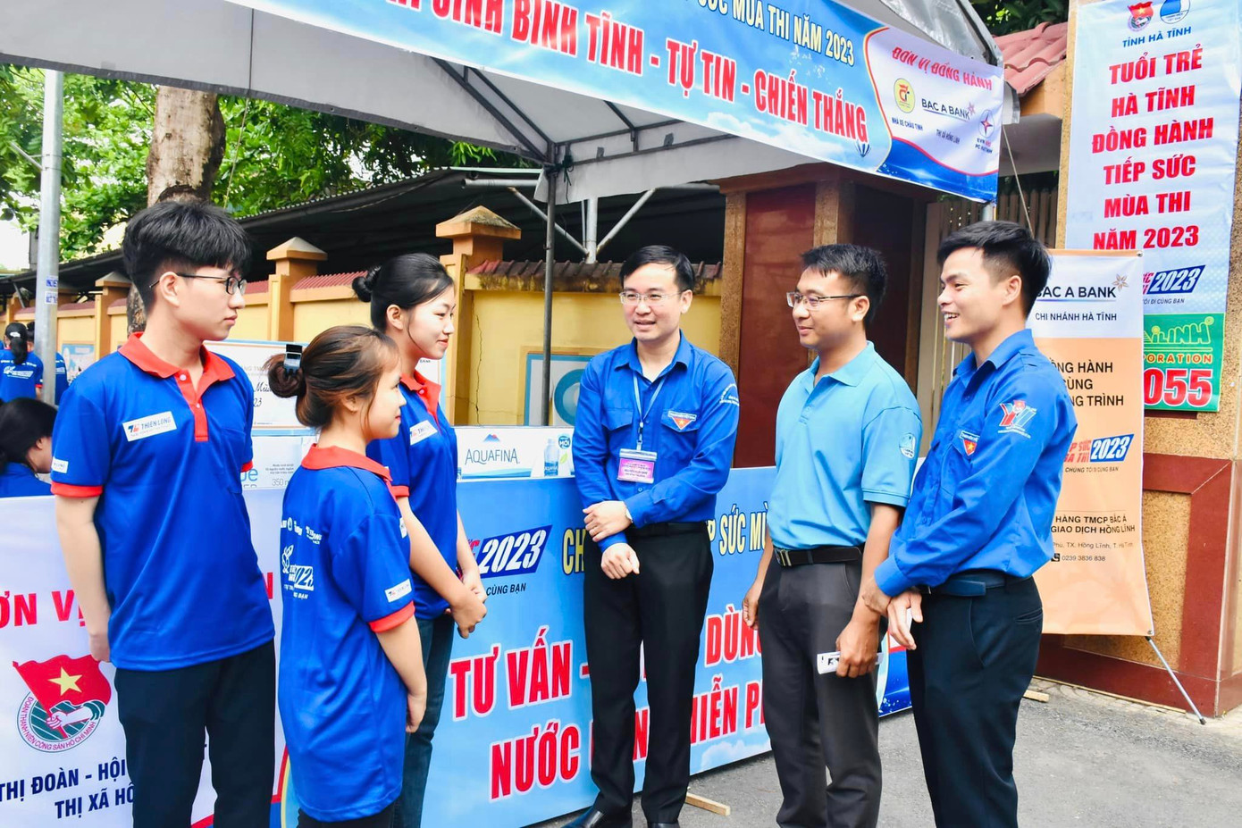 Ngoài ra, lực lượng đoàn viên thanh niên tình nguyện là lực lượng nòng cốt cho chiến dịch tiếp sức mùa thi. Trong ảnh, anh Nguyễn Hoài Nam, Phó Bí thư Tỉnh Đoàn, Chủ tịch Hội Liên hiệp Thanh niên tỉnh Hà Tĩnh, có mặt tại một số địa điểm thi động viên các tình nguyện viên hoàn thành nhiệm vụ.