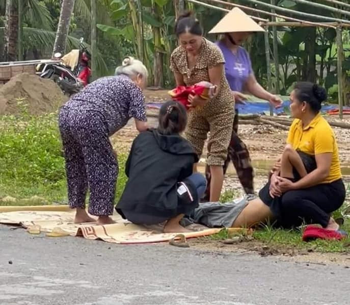 Chỉ trong ít phút, ca đỡ đẻ bất đắc dĩ đã thành công, một bé trai nặng 2,6kg chào đời trong niềm vui sướng của người dân.