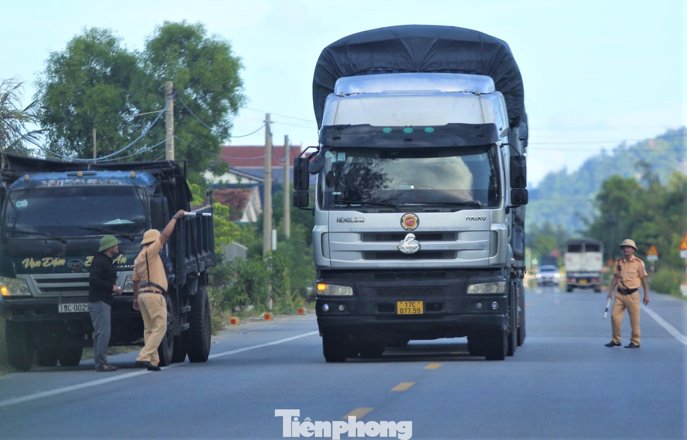 Để đảm bảo an toàn trên tuyến đường ven biển, Công an Hà Tĩnh đã chỉ đạo các tổ đặc biệt 256 và 238 phối hợp với công an các địa phương liên quan tăng cường phối hợp, tuần tra kiểm soát trên tuyến đường ven biển này. Trong đó, chú trọng kiểm tra về tải trọng, tốc độ của phương tiện và nồng độ cồn các lái xe. Trong ảnh, lực lượng CSGT - TT, Công an huyện Lộc Hà kiểm tra xe tải biển ngoại tỉnh có dấu hiệu vi phạm.