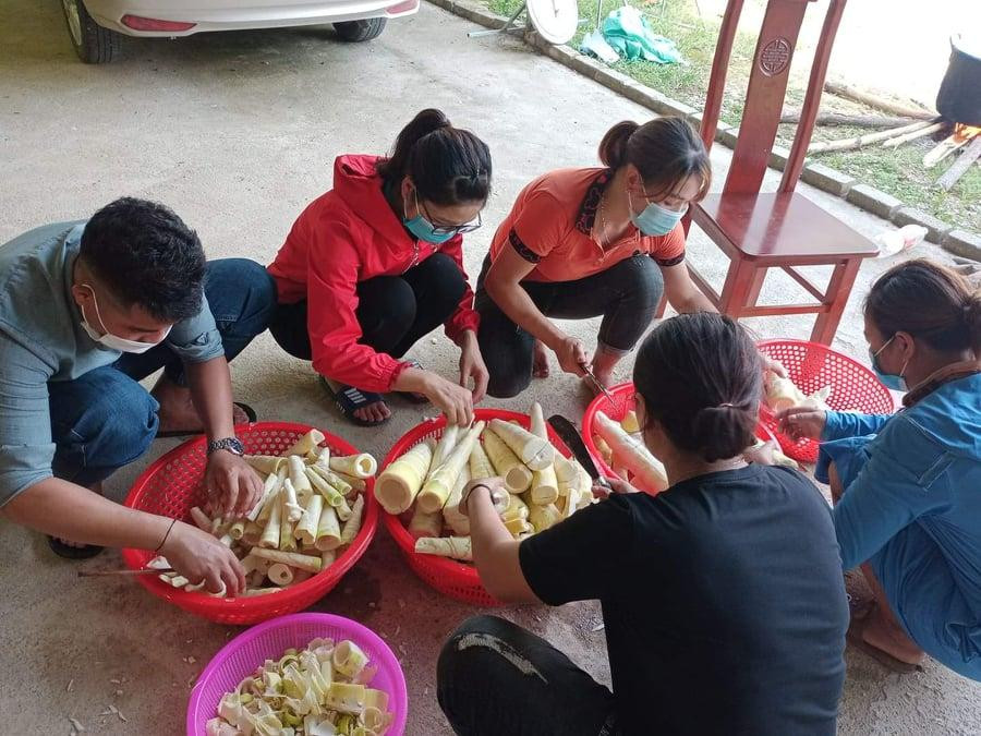 Người dân xã Tam Hợp làm sạch măng rừng gửi về miền biển chống dịch.