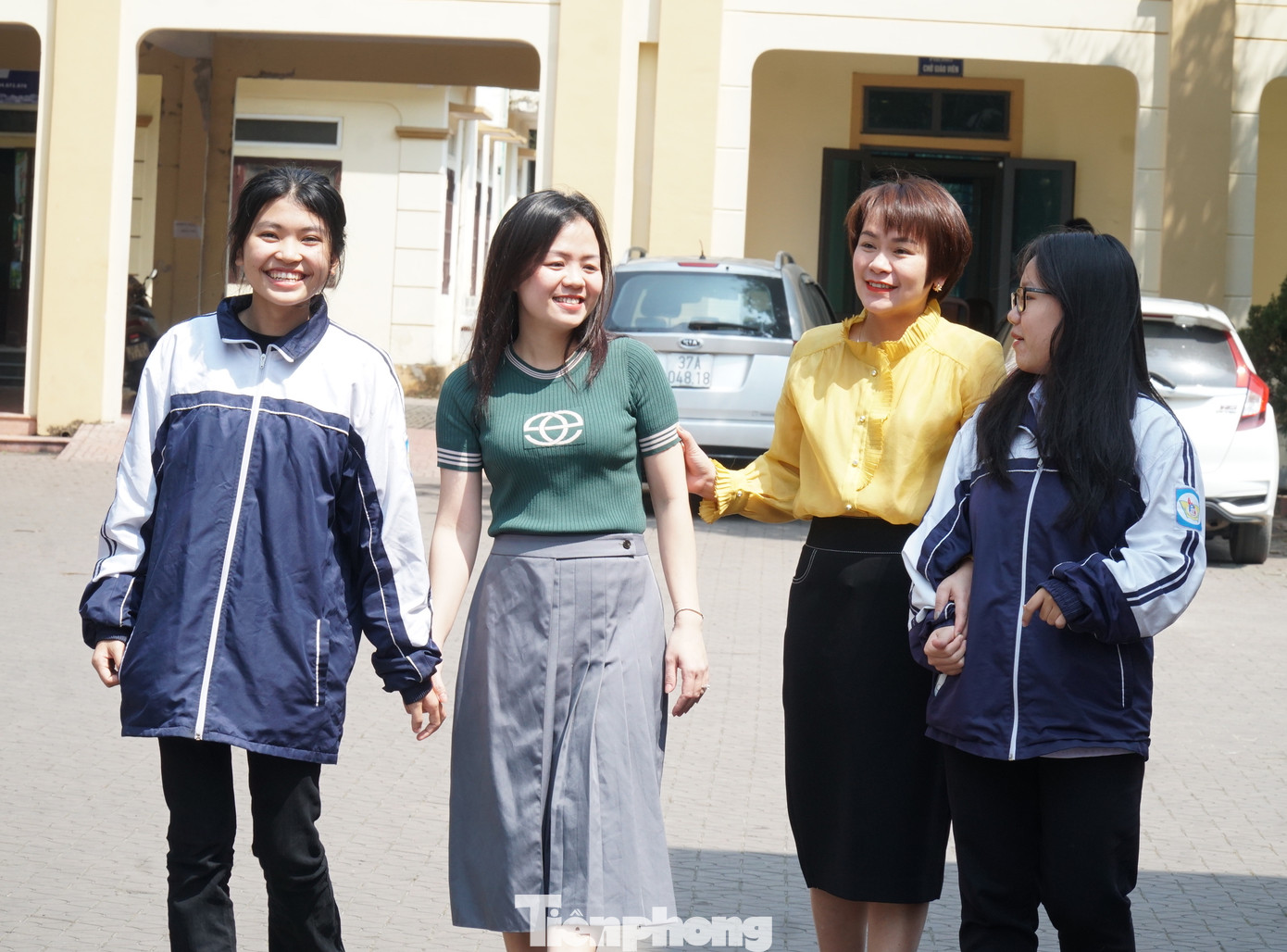 Thu Hiền và Ngọc An cùng giáo viên bồi dưỡng môn Lịch sử Trường THPT chuyên Phan Bội Châu.