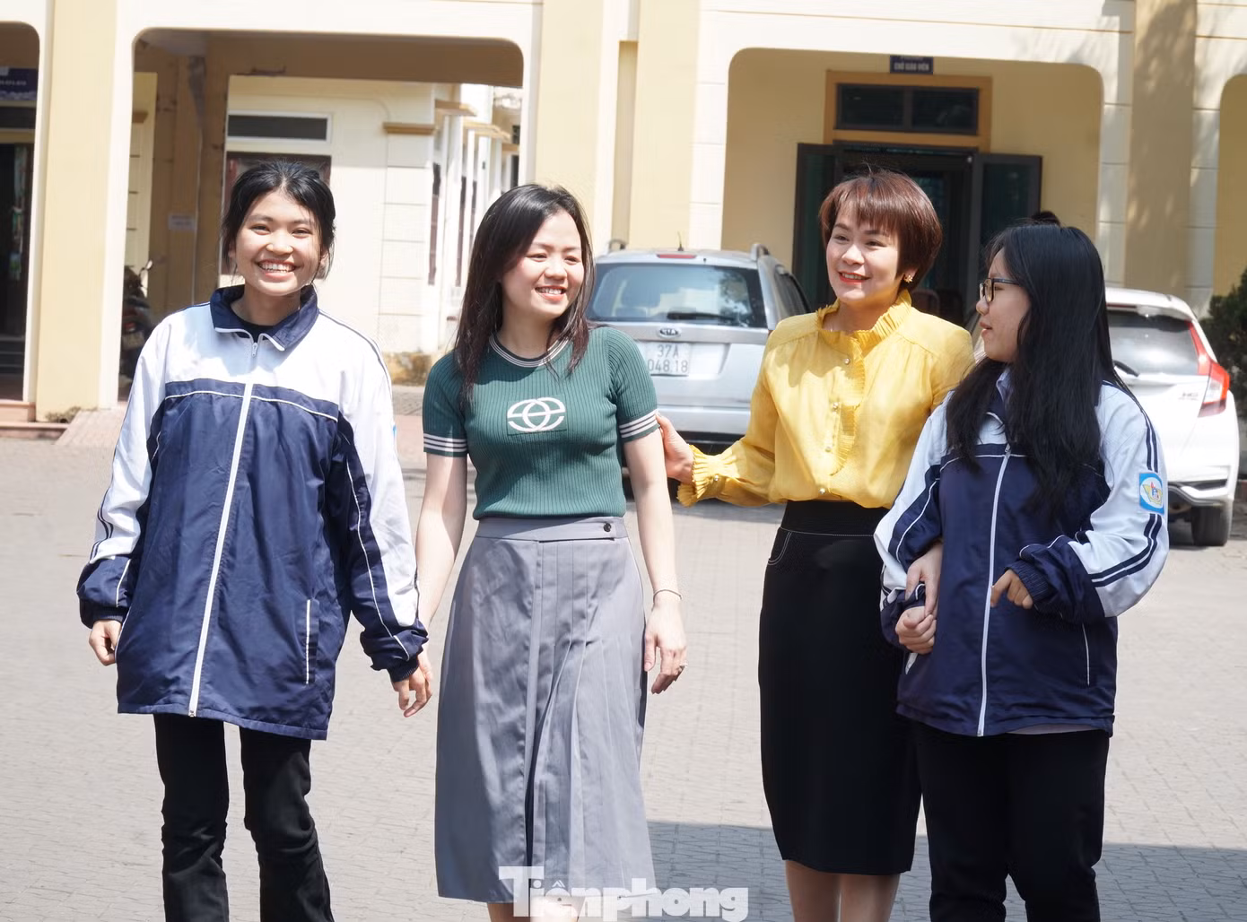 Thu Hiền và Ngọc An cùng giáo viên bồi dưỡng môn Lịch sử Trường THPT chuyên Phan Bội Châu.
