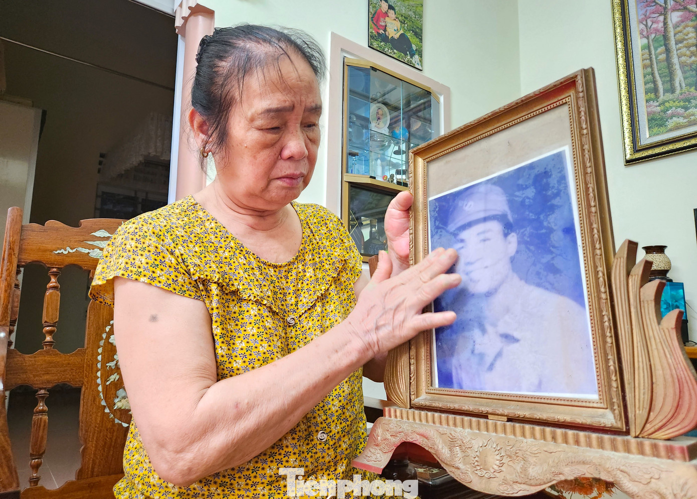 "Anh nói 10 năm không thấy anh về thì lấy chồng khác, tôi nói "em chỉ lấy chồng 1 lần thôi", bà Lương tâm sự. "Anh nói 10 năm không thấy anh về thì lấy chồng khác, tôi nói "em chỉ lấy chồng 1 lần thôi", bà Lương tâm sự.