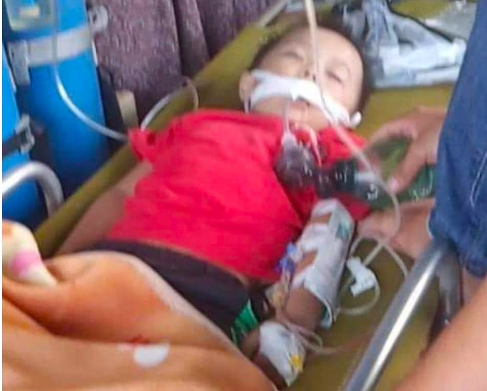 Cháu H. được đưa đi cấp cứu trong tình trạng nguy kịch, bóp bóng thở. Cháu H. được đưa đi cấp cứu trong tình trạng nguy kịch, bóp bóng thở.