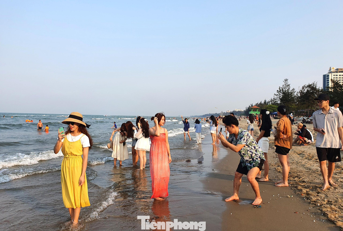 Các bạn trẻ thích thú chụp hình, check-in bên bãi biển