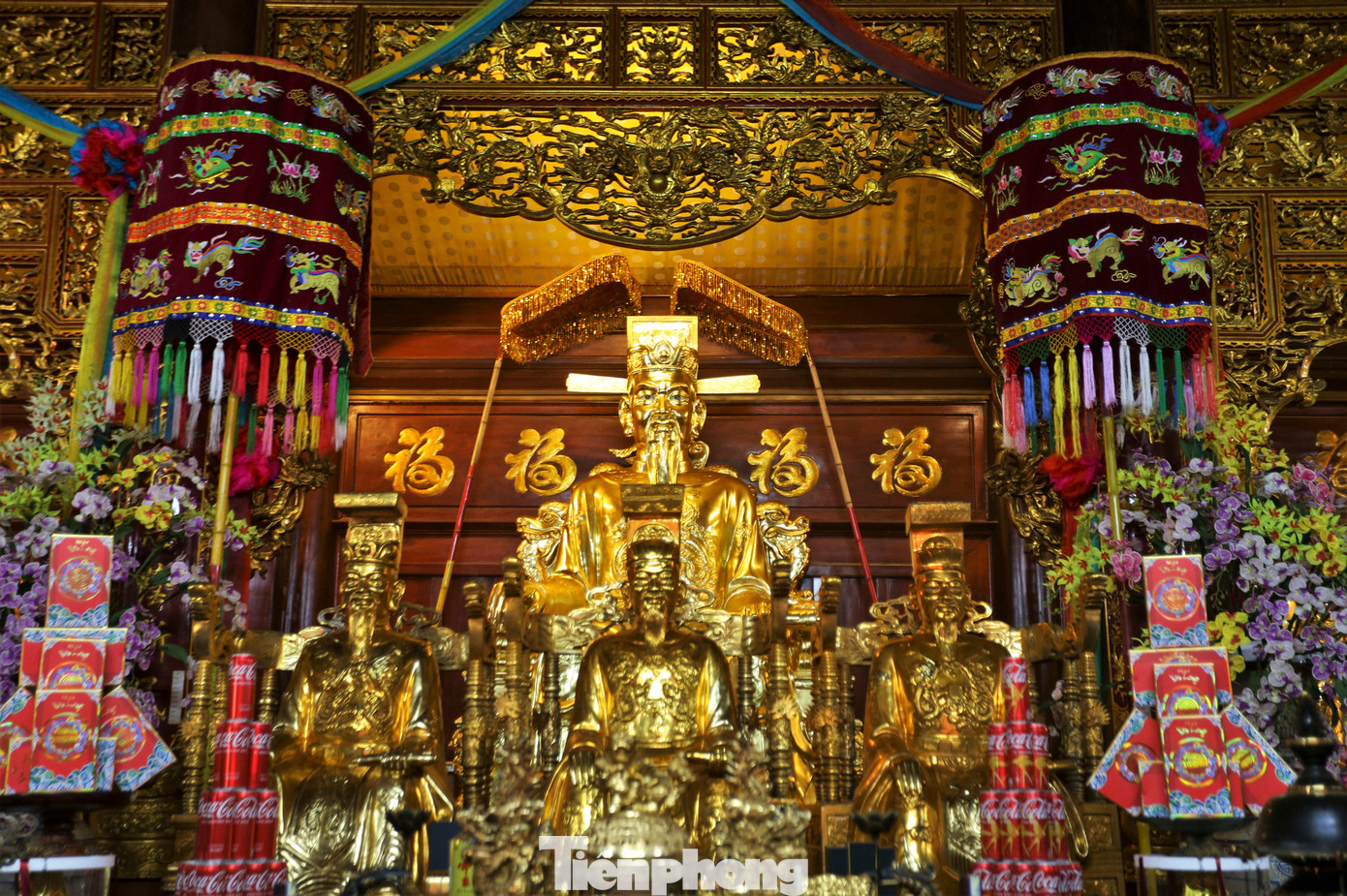 Các pho tượng ở đây là các vị vua, tướng lĩnh có công với đất nước. Trong số này còn có bức tượng bằng đồng đúc hình Đại tướng Võ Nguyên Giáp, vị tướng lĩnh tài ba của Việt Nam.